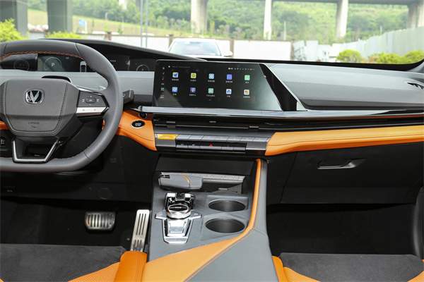 2024款长安UNI-V 2.0T经典运动型上市，售价13.99万元